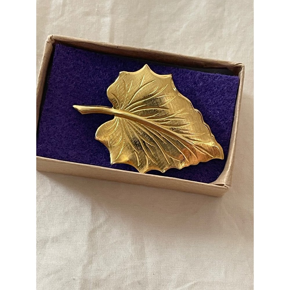 Vintage Gold-tone Lightweight Leaf Brooch - Picture 11 of 12